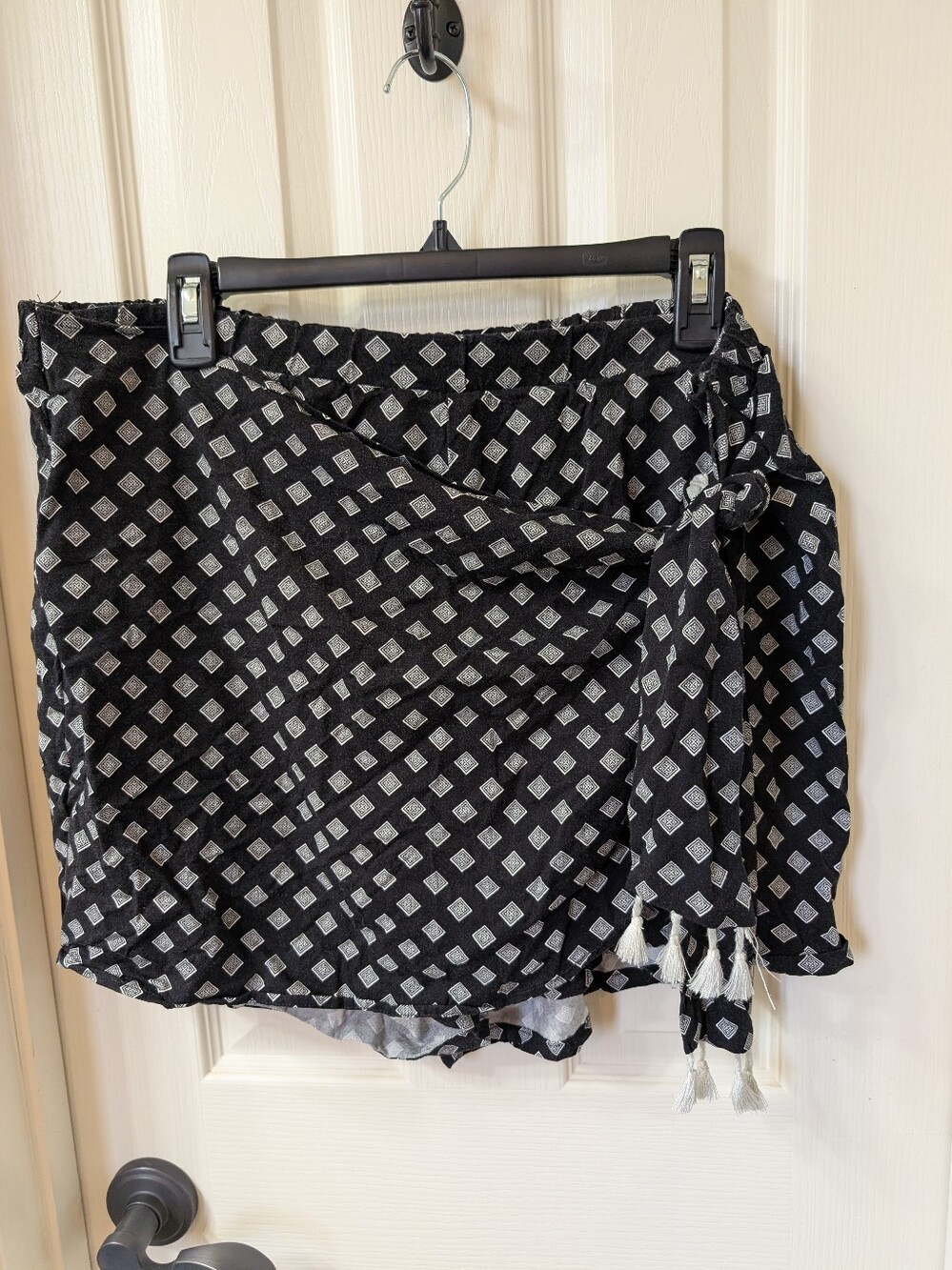 Torrid Tie Front Black and White Printed Skort Size 2